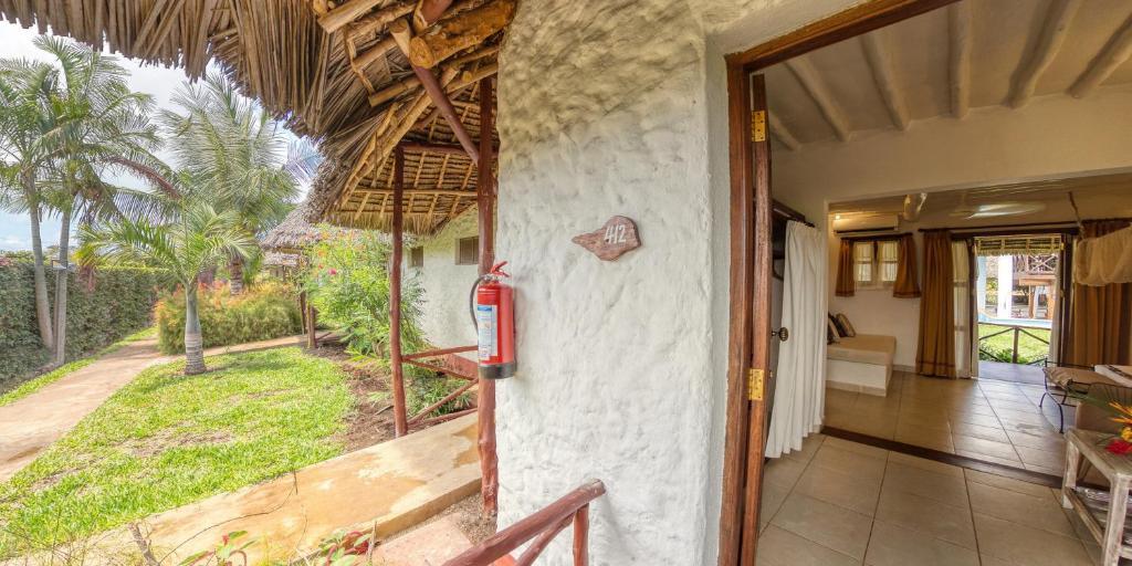 Hotel Karafuu Beach Resort Pingwe Exterior photo